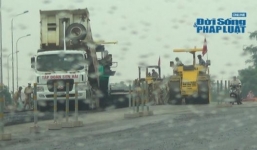 Rải thảm nhựa dưới trời mưa, nhiều đơn vị thi công đường bị xử lý